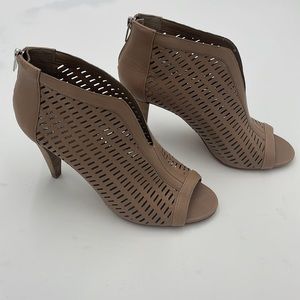 VINCE CAMUTO AREANDA LEATHER PLUNGE HEELED BOOTIES. SIZE 11